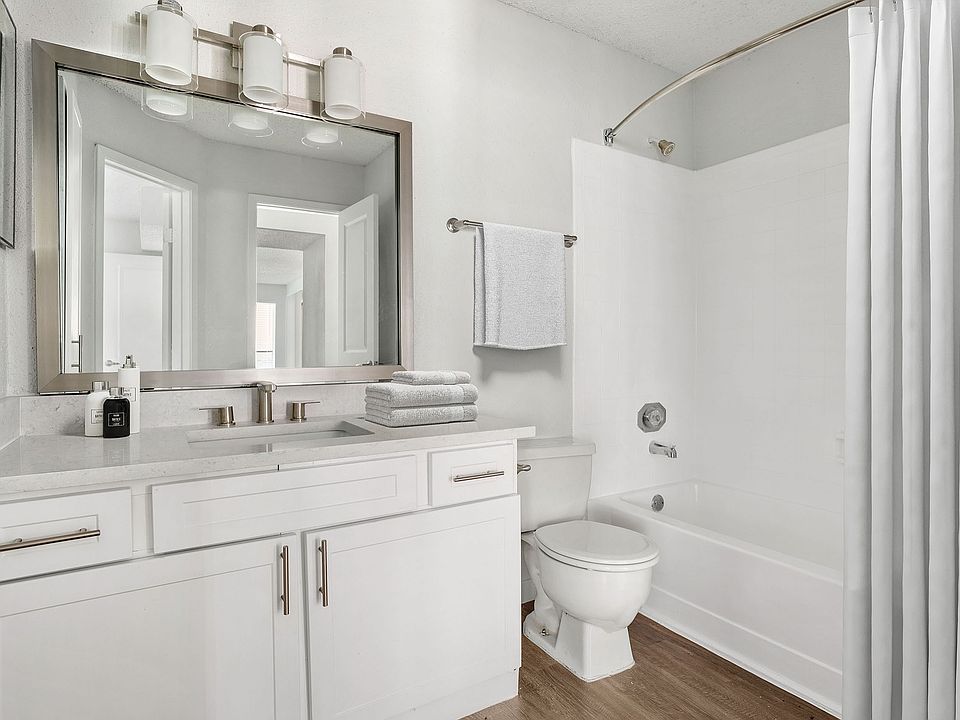 C242440 TheWestside_VS Stills_2B2B Bathroom