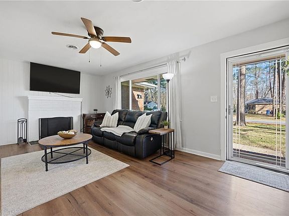 4th image of 4073 Maple Dr