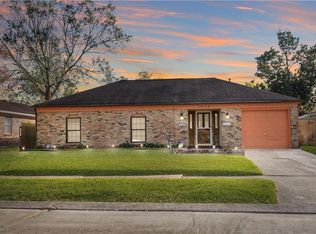 1820 Green Oak Dr, Gretna, LA 70056