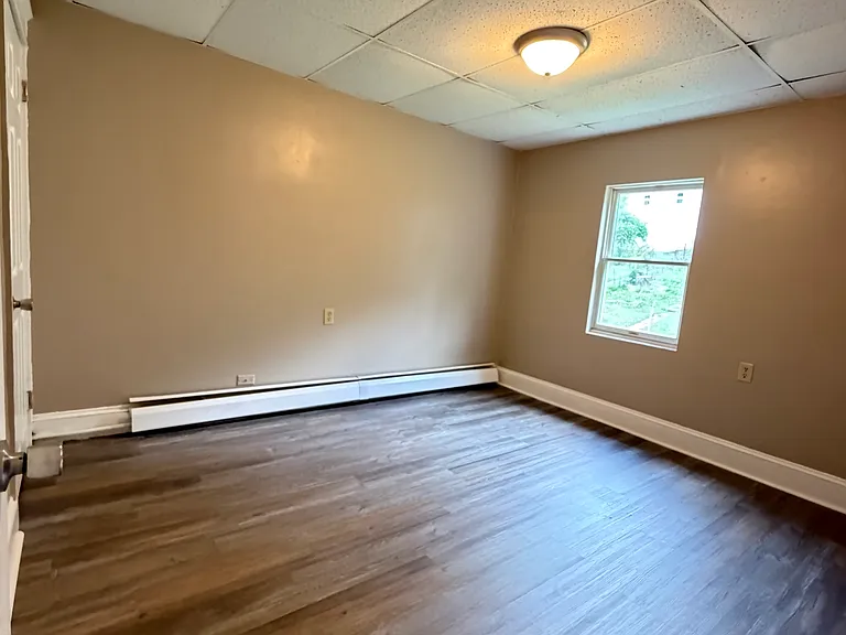 418 Center Ave — Photo 13