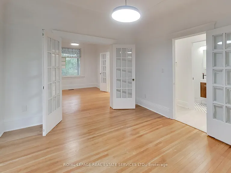 218 Montrose Ave — Photo 10