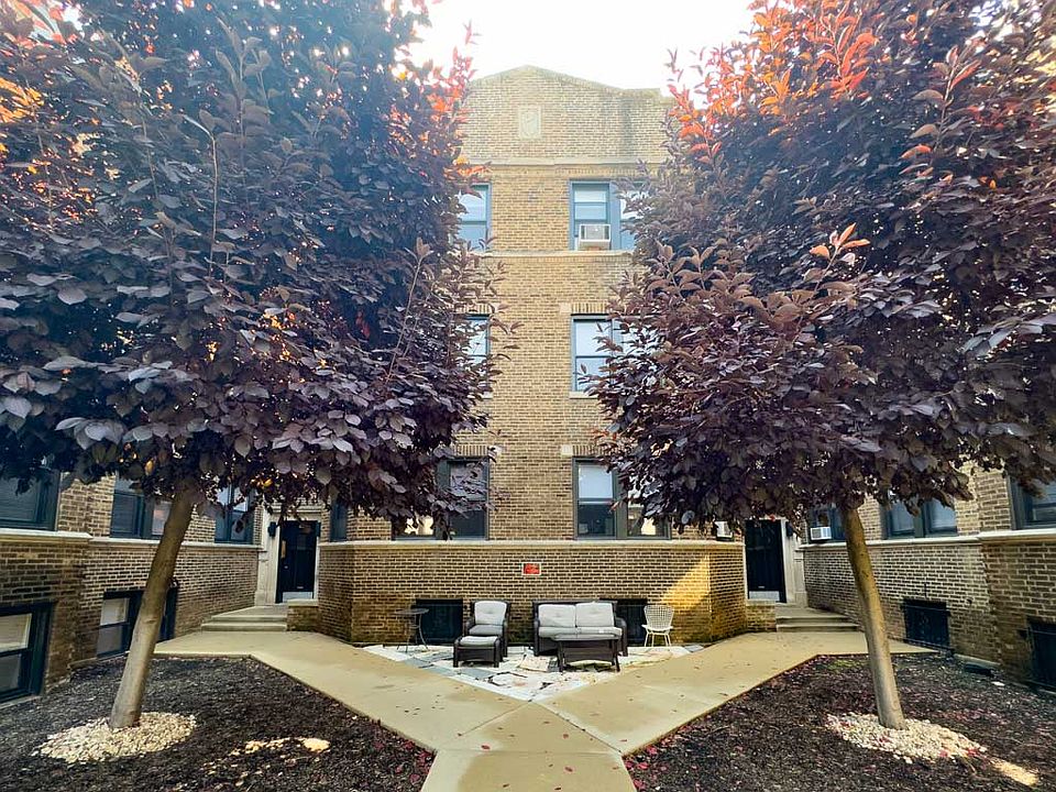 1st image of 637 W Cornelia Ave #W2