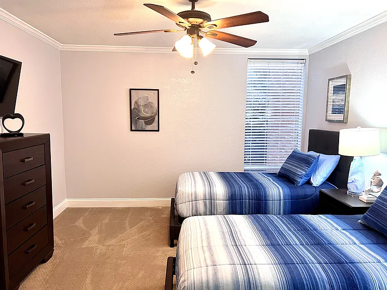 E Avenue J — Photo 9