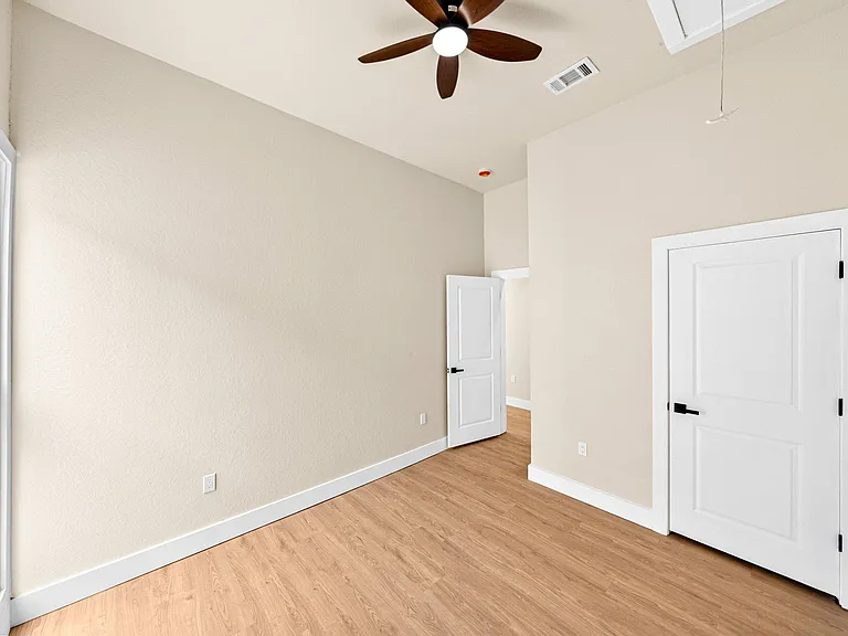 1122 N Pine St — Photo 17