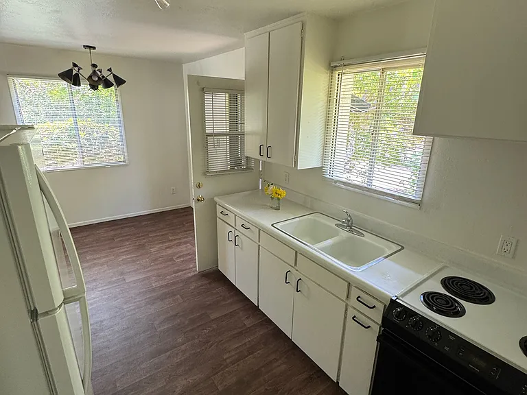 914 W Glendale Ave #7 — Photo 4