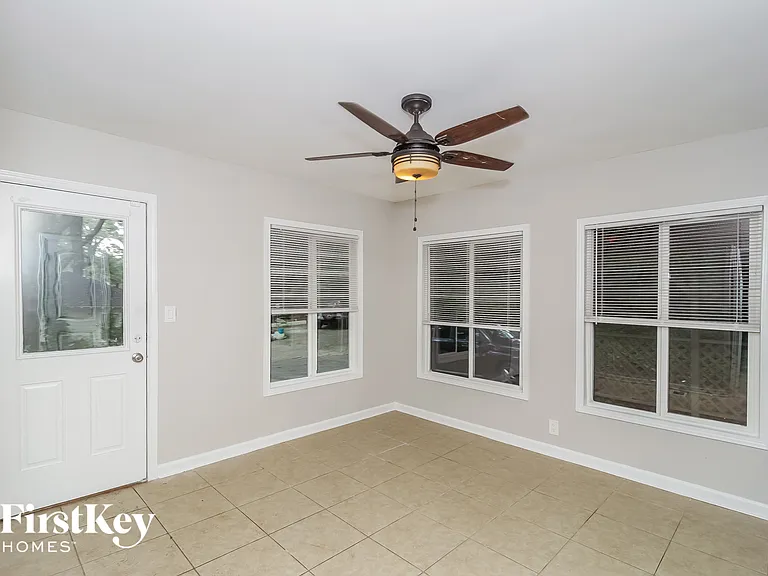 476 Rigby St — Photo 10