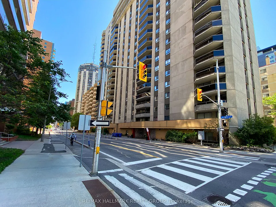 470 Laurier Ave W #902