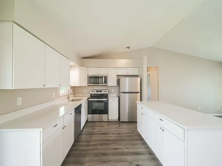 706 SW 11th St — Photo 8