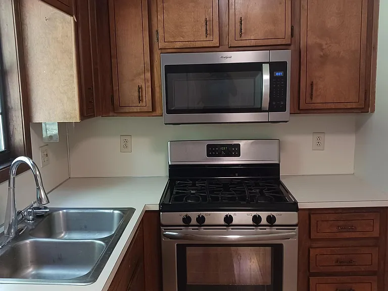 New appliances with 5 burner gas range.
