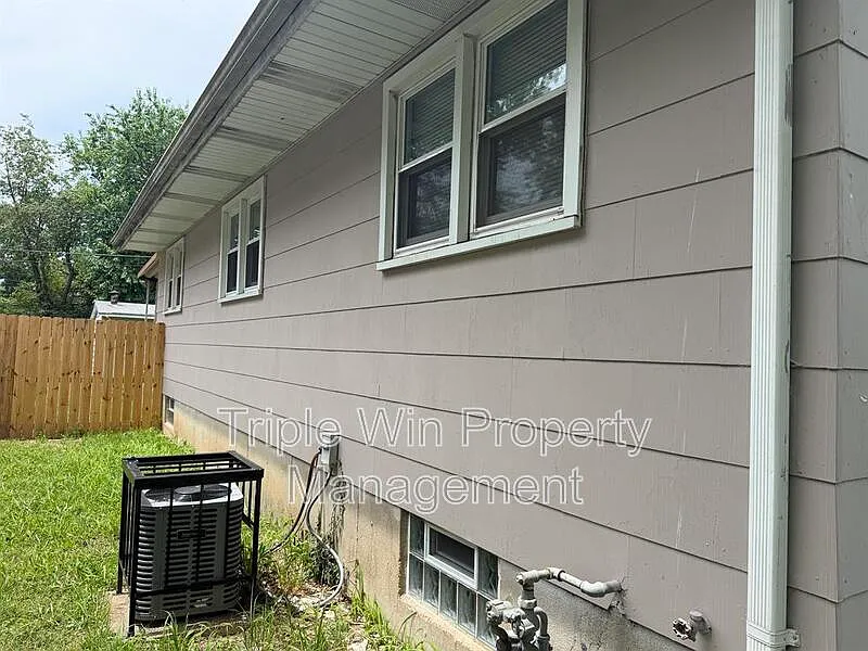 3 bed, 1.0 bath, $1,420 — Photo 3