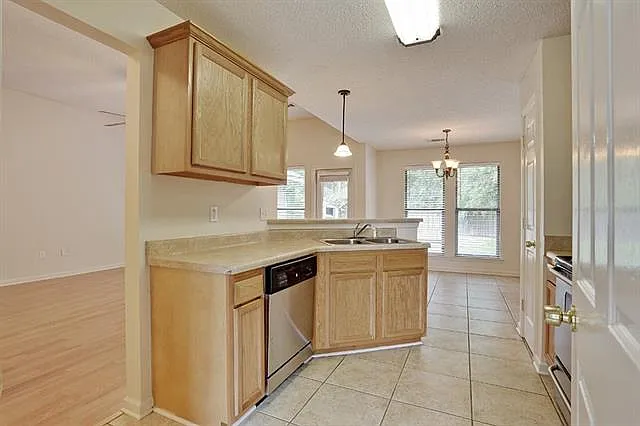 3 bed, 2.0 bath, 1301 sqft, $1,650 — Photo 3