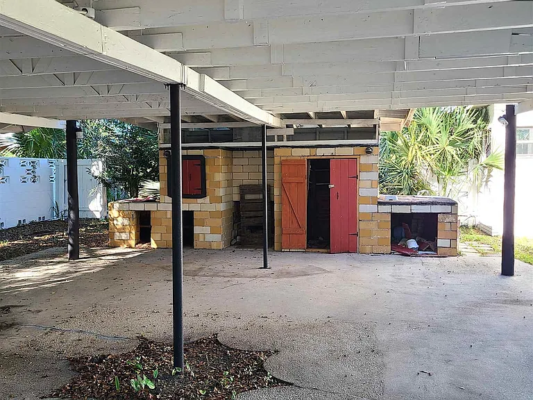 1301 W Lee St — Photo 22