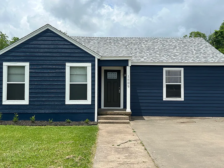 1606 N Travis St — Photo 2