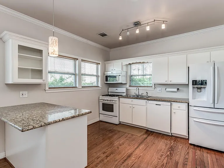113 W 5th St — Photo 12