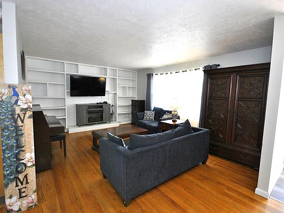 3rd image of 215 Deerwood Dr
