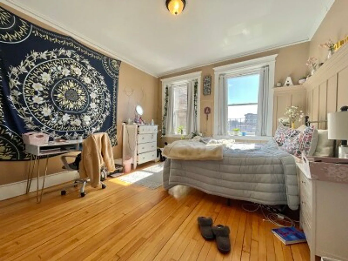 Renovated 5 Bed Steps from Harvard Ave & the Green Line Pet Friendly! — Photo 2