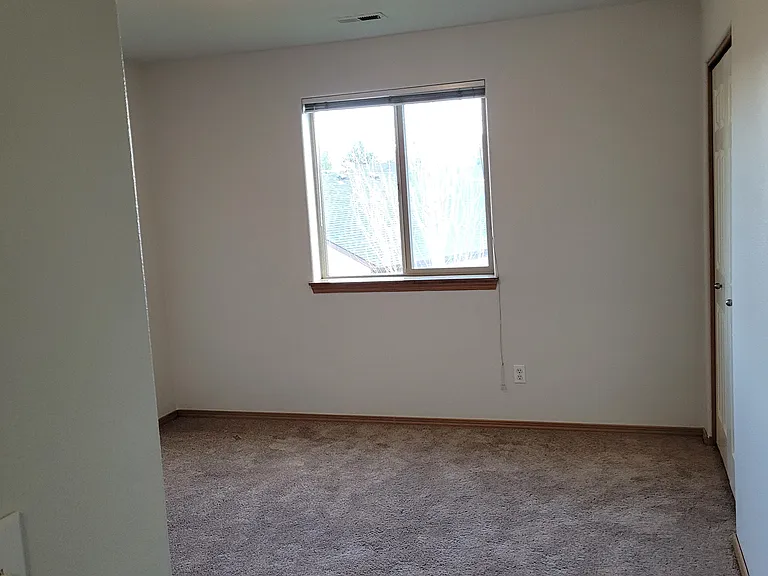 599 SE Jack Ave — Photo 8