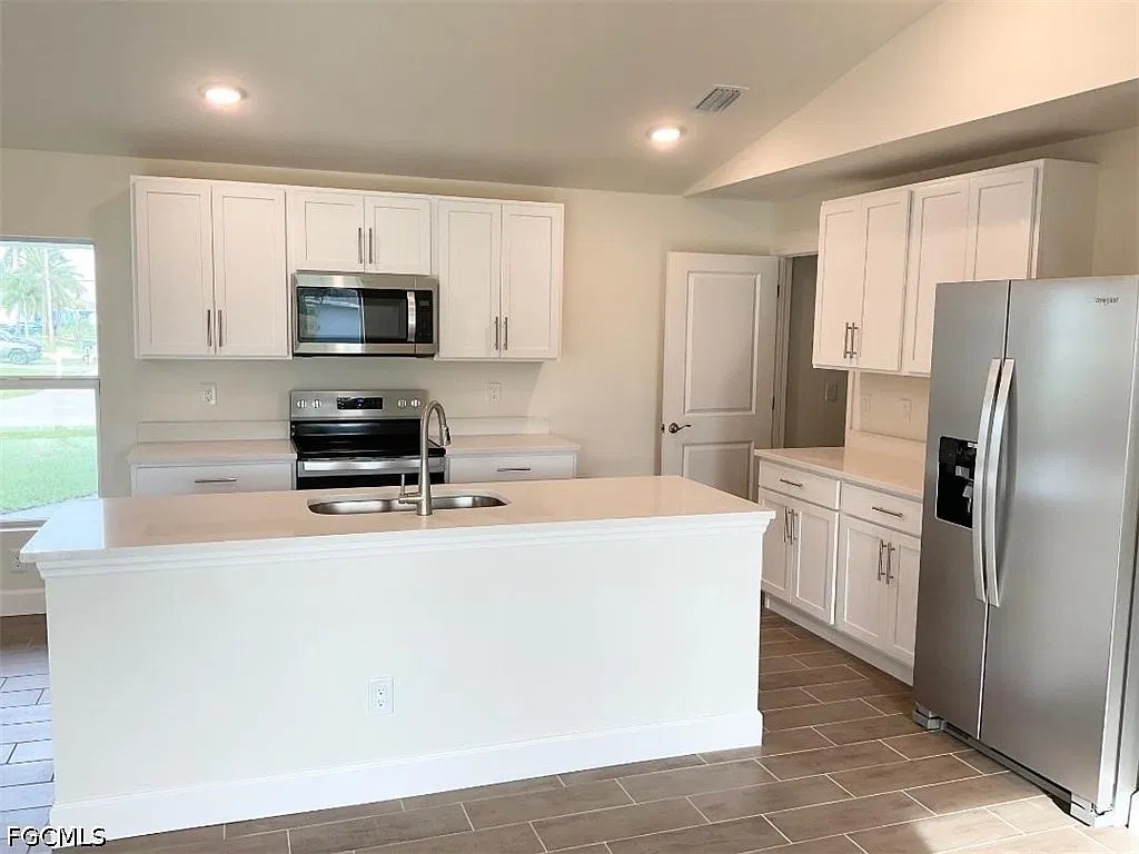 3 bed, 2.0 bath, 1330 sqft, $1,950 — Photo 4