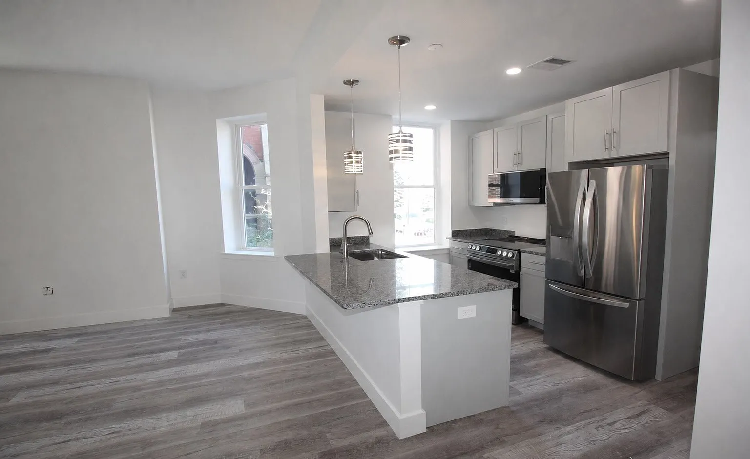525 E Broadway — Photo 3
