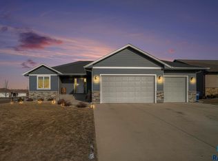 5700 E Meadow Oak Cir, Sioux Falls, SD 57110