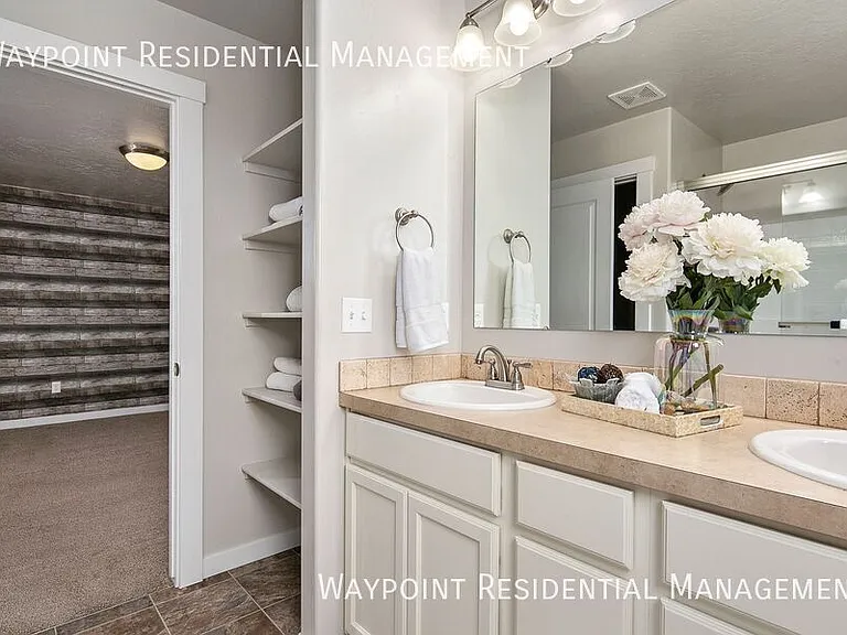 1142 W Parkstone St — Photo 28