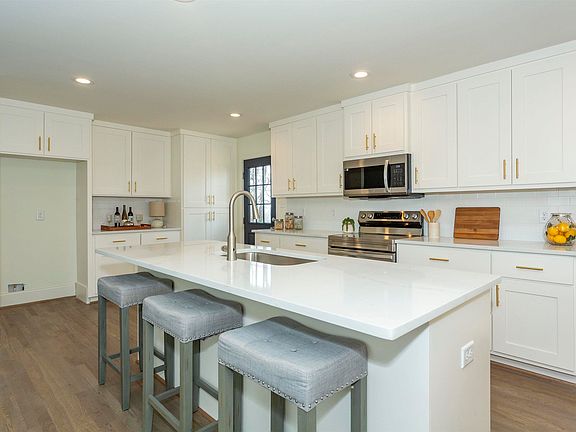 4th image of 4660 Wooddale Ln
