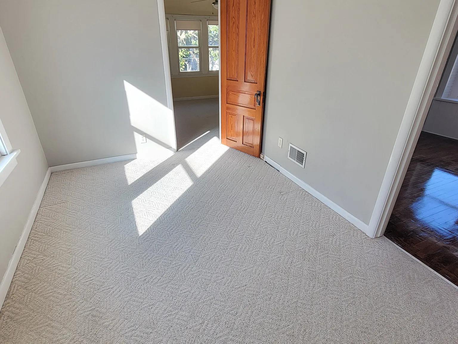 3 bed, 1250 sqft, $1,645 — Photo 2