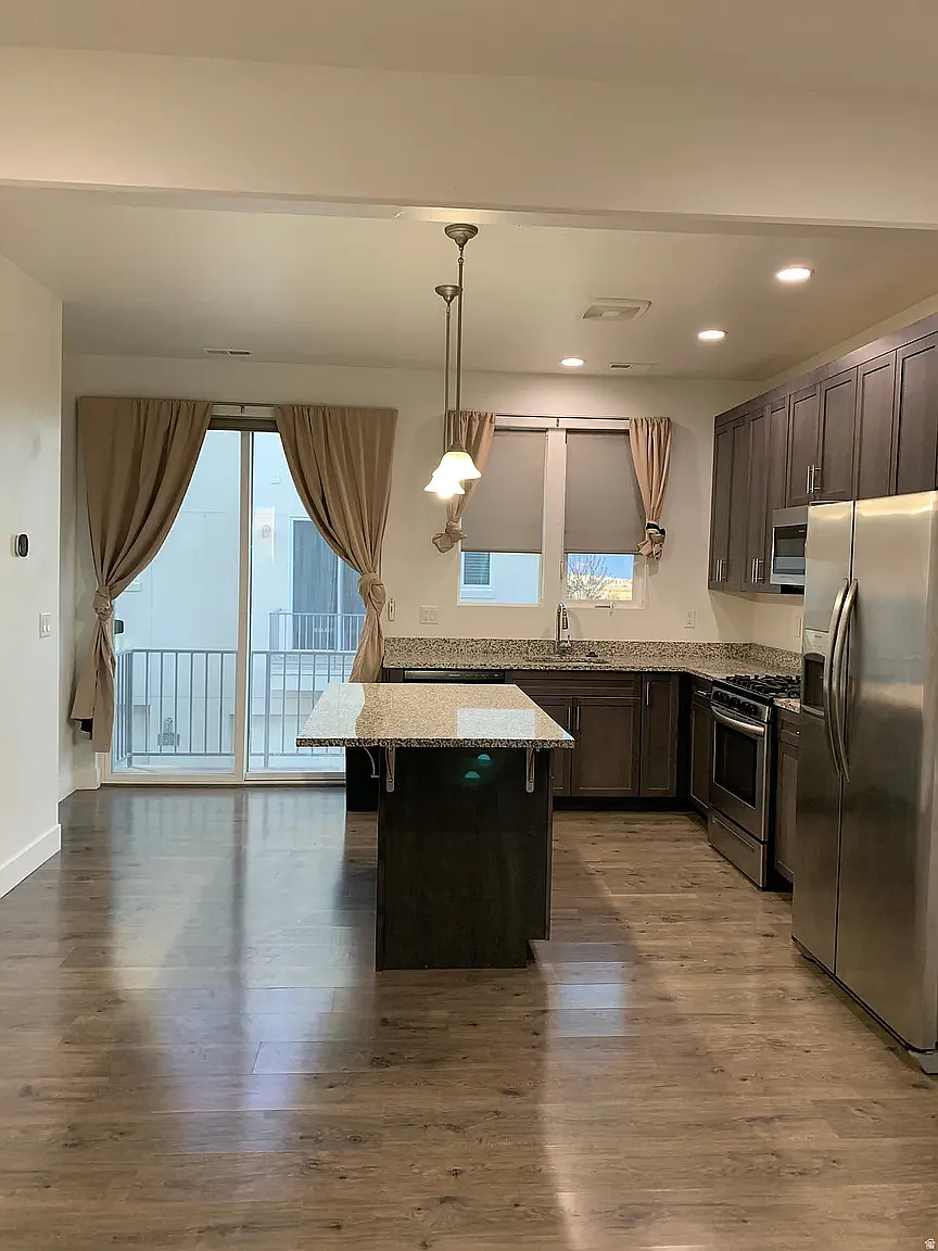 2 bed, 2.5 bath, 1220 sqft, $2,050 — Photo 3