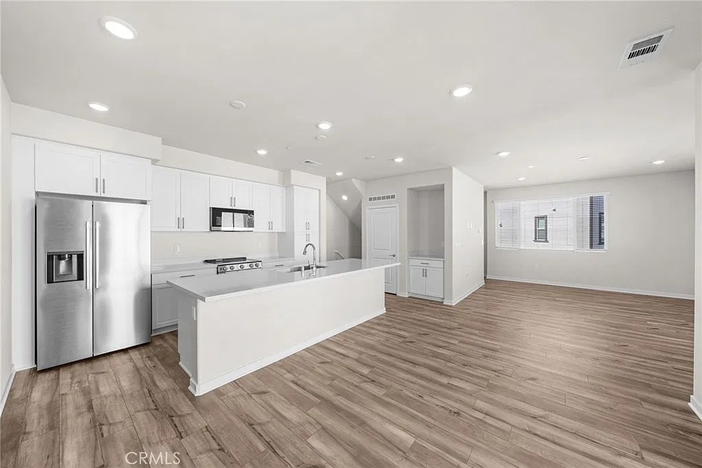 3 bed, 2.5 bath, 1444 sqft, $3,400 — Photo 3