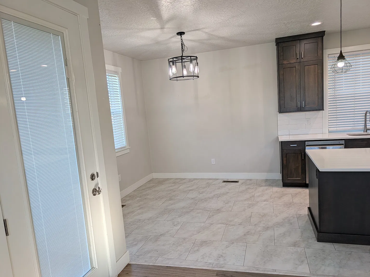 3 bed, 1428 sqft, $1,900 — Photo 3