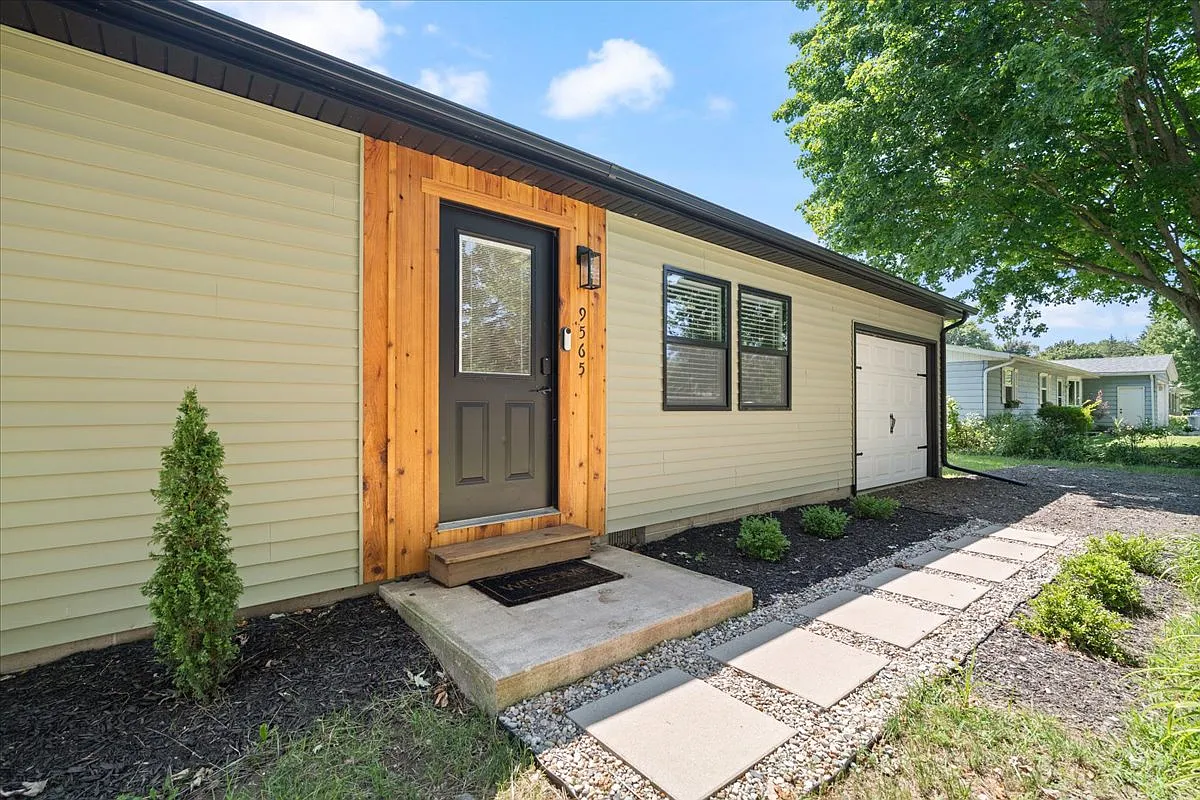 3 bed, 953 sqft, $2,100 — Photo 3