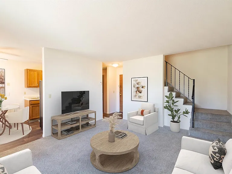 Robin Court — Photo 1