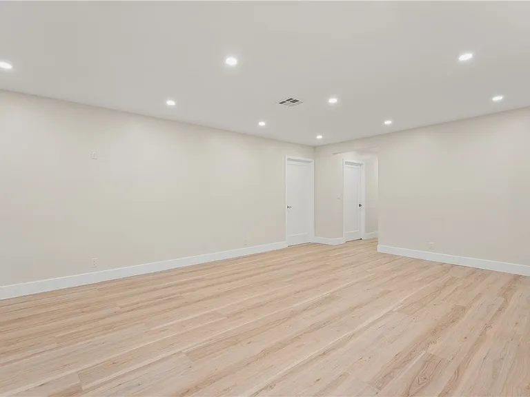 14926 Kittridge St — Photo 12