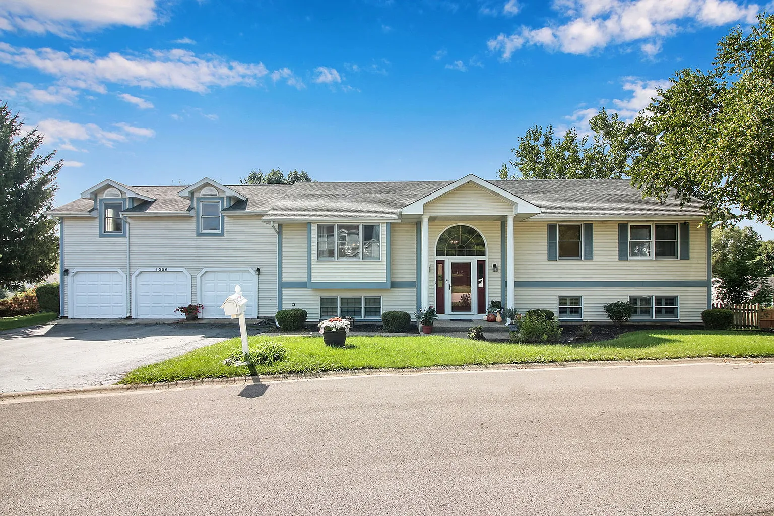 1006 Harvest Dr photo 1