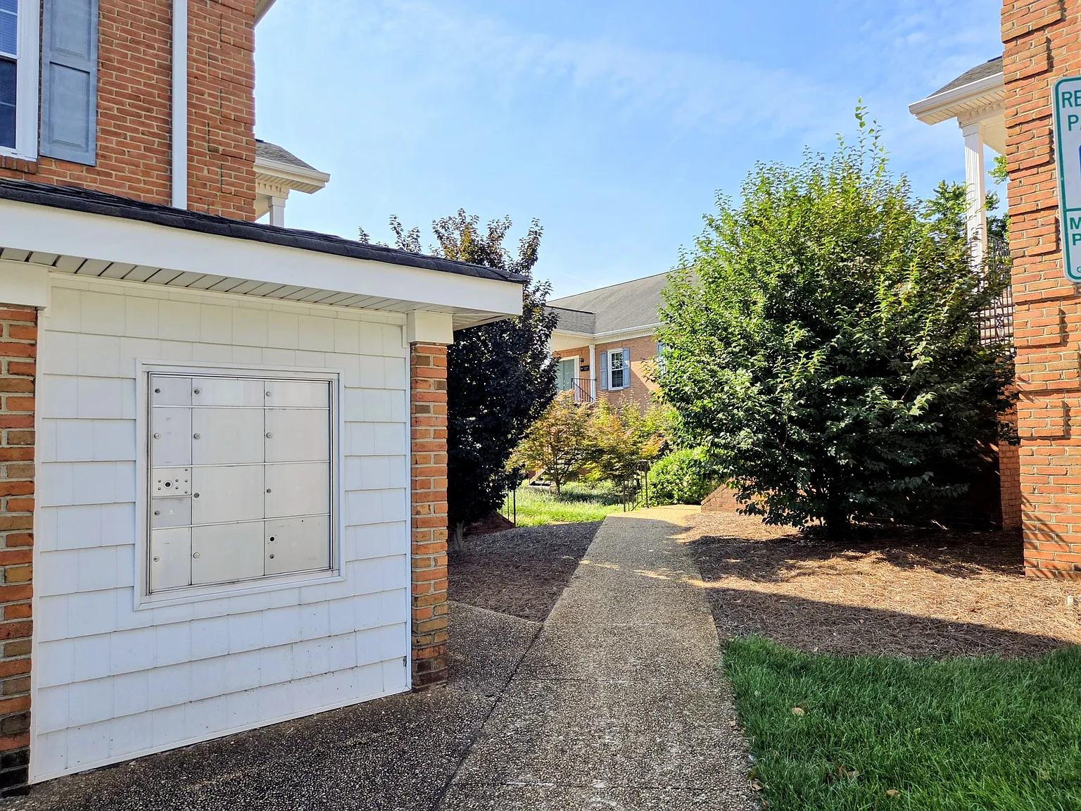 4 bed, 1000 sqft, $1,100 — Photo 2