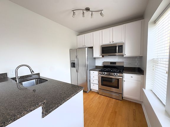 5th image of 6104 N Rockwell St #2