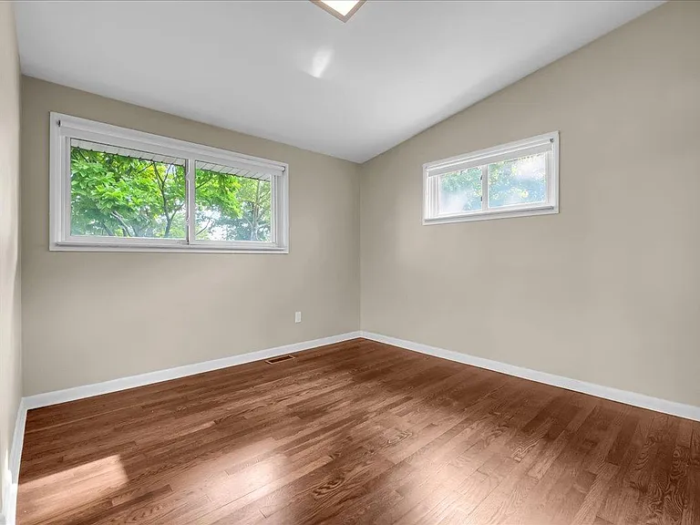 24240 Beverly St — Photo 19
