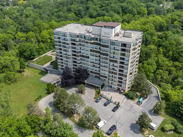 3 Towering Heights Blvd #404, Saint Catharines, ON L2T 4A4
