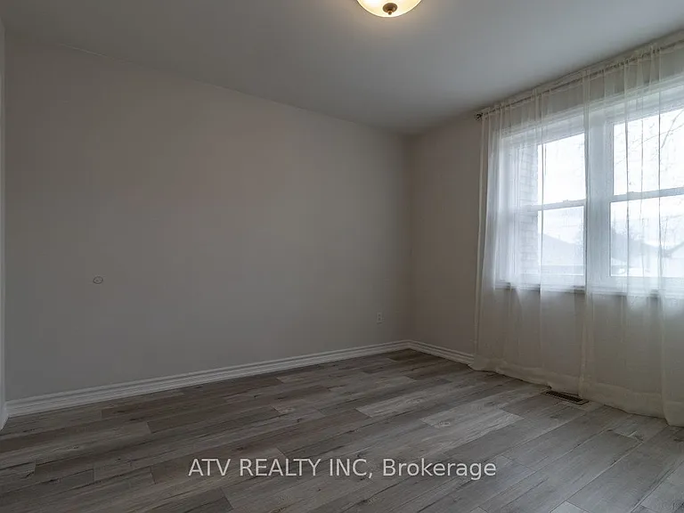 1064 Eastmount Ave E — Photo 6