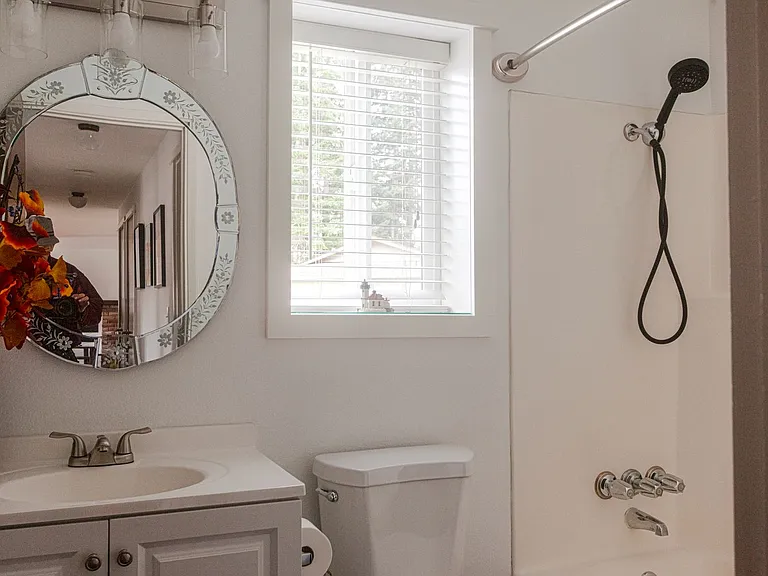 1205 NW Crosby Ave — Photo 12