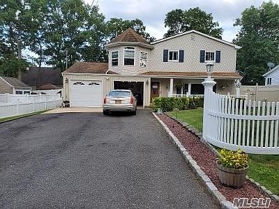 2nd image of 10 Malba Dr