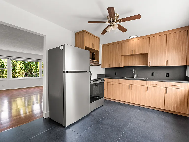8225 SE Taylor St #B — Photo 1