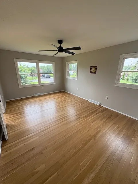 3 bed, 1.5 bath, 1335 sqft, $2,500 — Photo 3