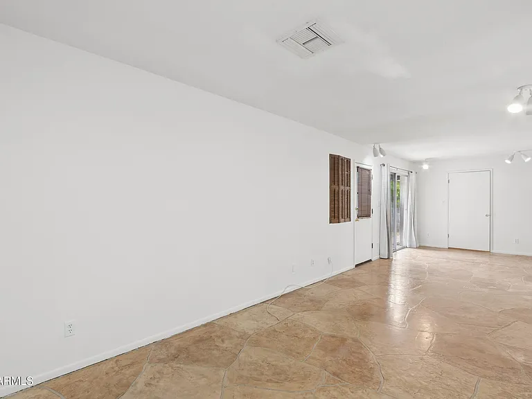 1014 E Balboa Cir — Photo 42