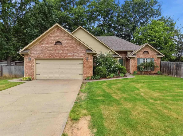 1025 Knights Dr, Conway, AR 72034
