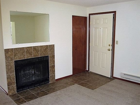 5211-C Entry/Fireplace