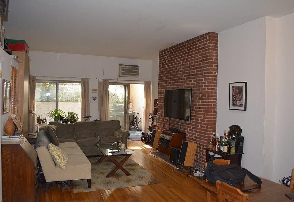 1st image of 521 W 47th St APT 1B