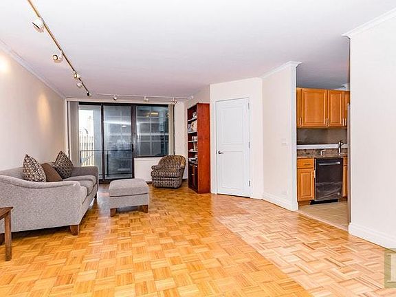 4th image of 161 W 61st St APT 7C