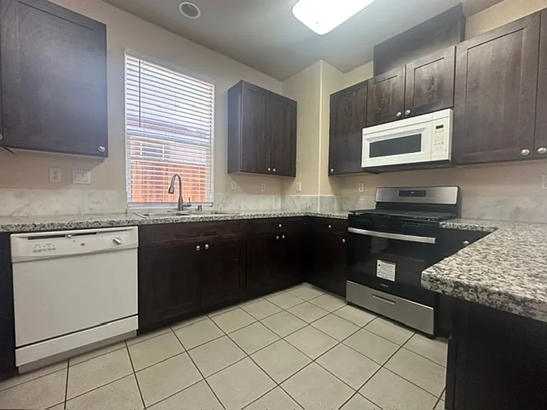 3237 Hudson Dr — Photo 7