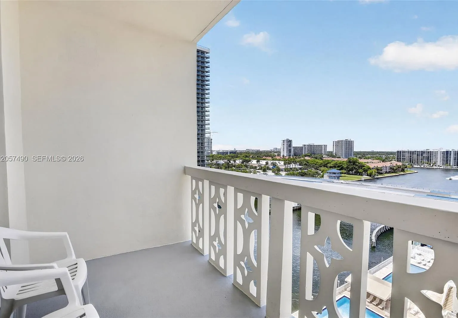 Imperial Towers Condo — Photo 3